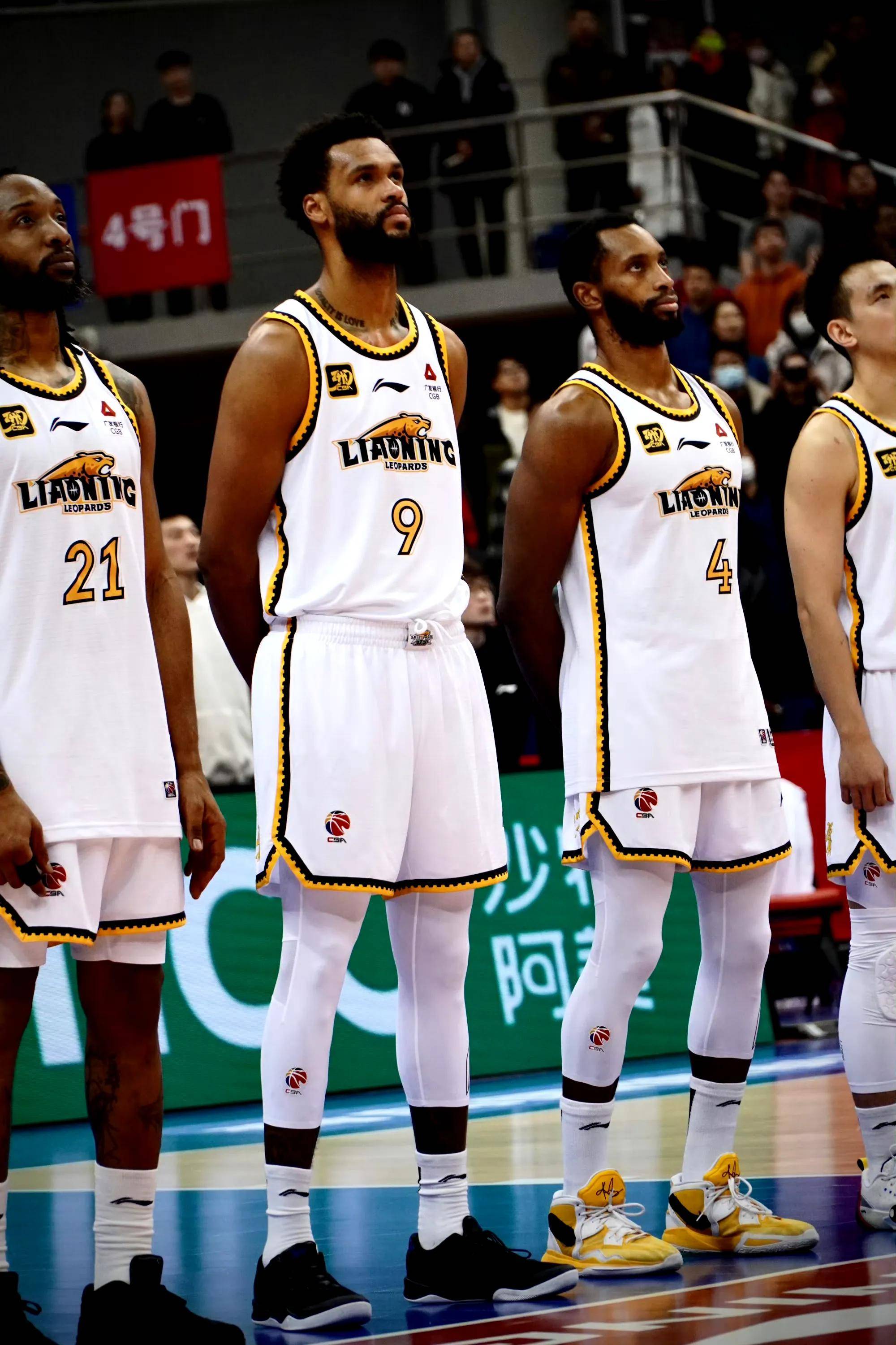 关于CBA季后赛倒计时，休斯敦火箭转会期防线松动，细节引发关注，气氛紧张，年轻球员得到机会的信息